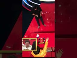 Bàn của BGK bỗng chốc thành chỗ tham quan '' chuồng ngựa''