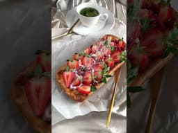 Powdered sugar sprinkled over strawberries
