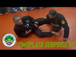 Ataque surpresa de dentro da guarda saindo para finalização no omoplata