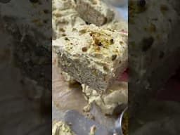 One Bowl Fluffy & Moist Vegan Pistachio Cake #vegancake #vegandessert #pistachio