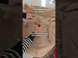 Atar un bonito lazo con el cordón del abrigo.