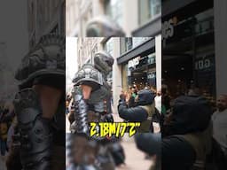 When 2.18m/7'2'' (160kg/352lbs) Doom Slayer meets his fans :D!