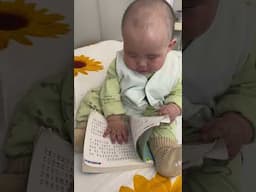 si adek sedih gak bisa baca buku 😂😂