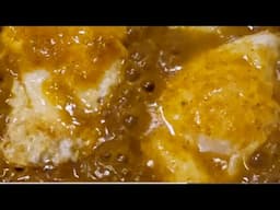 Huevos estrellados  con salsa !!