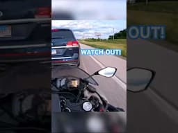 Biker accidentally gets brake checked on the highway and barely holds on 😱 (via zixxersquid/ig)