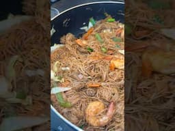 Rice noodles stir fry with beef and shrimp