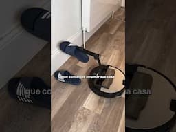 Robô aspirador com braço articulado