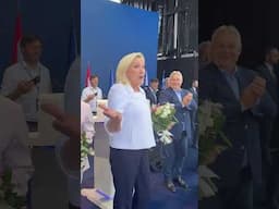 Aux Champs-Élysées… 🎶