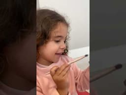 BELLA MAQUIANDO A BONECA SARINHA #amigodosbrinquedos