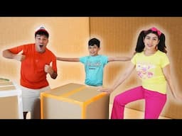 Jason रंग-बिरंगे बक्सों के साथ लुका-छिपी खेलता है! बच्चों के लिए एक मजेदार चुनौती