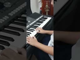 Bạn Kim ngân đàn piano nhạc thiếu nhi