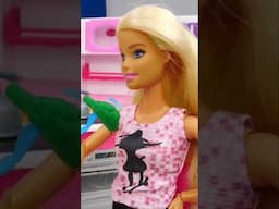 Momenti divertenti tra Barbie e Ken durante la cena!🍽️😂 #giochiperragazze #bambolebarbie #barbievlog