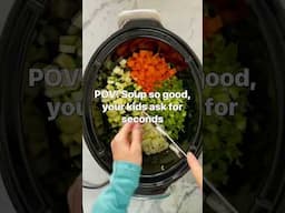 Healthy slow cooker chicken noodle soup recipe #slowcookerrecipes