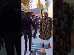 Huyu Bibi afurahishwa na talanta ya KijanaMdogo Tazama.