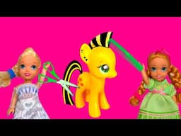 Elsa and Anna toddlers style the ponies at the salon part 3