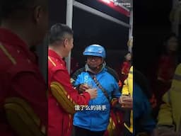 刘强东和外卖骑手喝酒 被赞接地气