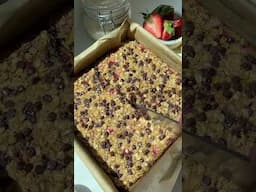 strawberry banana baked oatmeal with mini chocolate chips