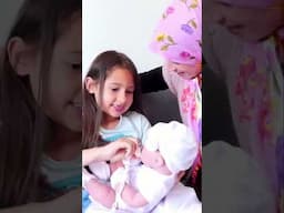 😂😂 Oyuncak Bebek Giydirme: Eğlenceli Oyun Zamanı! #komikvideolar 😂😂