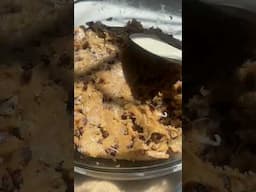 Going (coco)nuts over these Coconut Caramel Chocolate Chip Cookies! 🥥 🍪