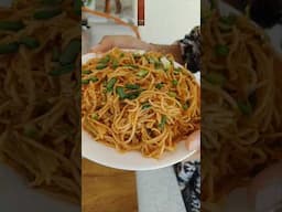बाजार से भी बढ़िया नूडल्स घर पर बनाए।How to make vegetables hakka noodles at home #shorts #noodles
