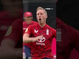 Luke Wood strikes for a duck with FIRST BALL 😳💥