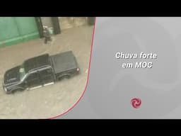 Chuva forte alaga ruas em MOC