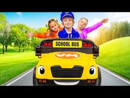 Alex monte dans le bus scolaire et aide ses amis à aller à l'école