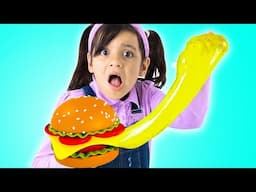 Ellie vende hamburguesas de slime y causa un lío 😅🍔