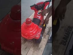 Triciclo BZ Cycle Vermelho Barzi Motors com Farol, Música, Bagageiro e Sirena Frente e Ré (Presente)