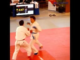 Pierre Paulin (bleu) cadre et attaque en poings