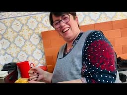 Na cozinha com a Irmã a lhe por Doida Enquanto ela Cozinhava …o Almoço Estava Divinal