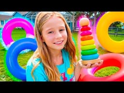 Nastya devient professeur de mathématiques et enseigne les formes, les nombres et l'alphabet