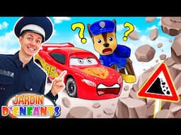 Apprends les panneaux de circulation avec Alex le policier dans le jardin d’enfants