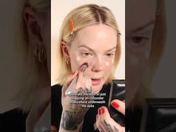 HOW TO APPLY CONCEALER AND POWDER THE RIGHT WAY YO MATURE UNDER EYES