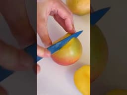 Learn to SLICE & EAT MANGO 🥭 Tropical Fruit 😋 #fun #family #food #fruit #mango #shorts
