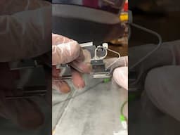 Nissan Rogue 2016 cómo colocar la abrazadera de las pastillas de freno